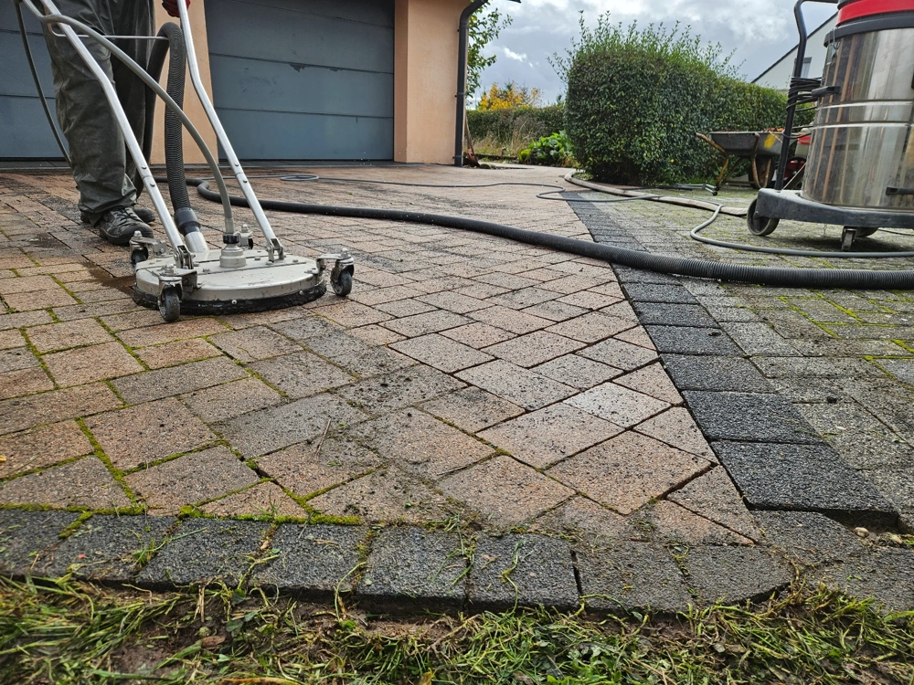 Nettoyage de cour avec machine de surface basse pression sur pavés en briques, avant/après visible