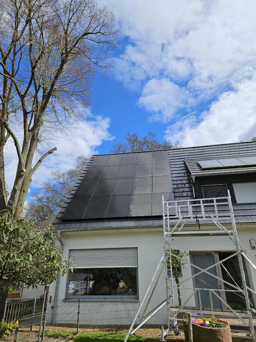 Toit incliné avec panneaux solaires et échafaudage pour nettoyage d’installation photovoltaïque